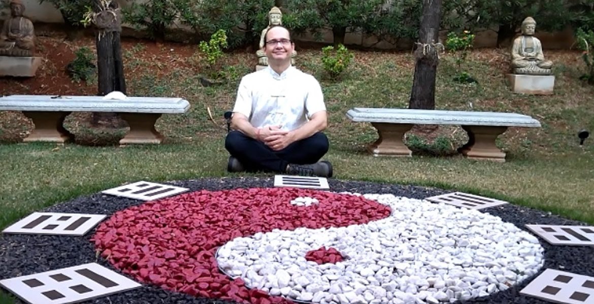 Fotografia do acervo institucional em um jardim japonês